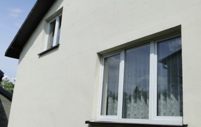 Montaż okien w budynku mieszkalnym